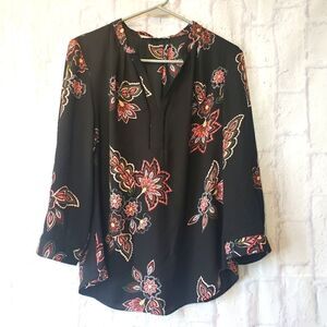 LIFESTYLE ATTITUDE Floral V-neck Blouse